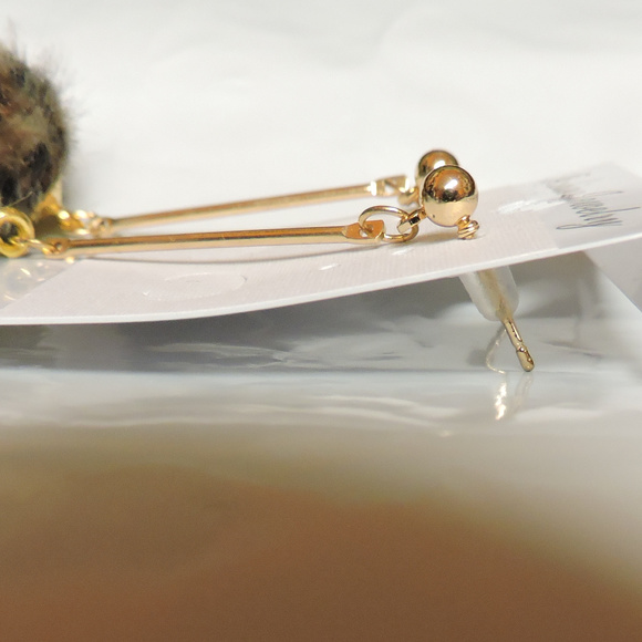 Puff Ball at the end of a Bar ... Dangle Earrings - Picture 7 of 7